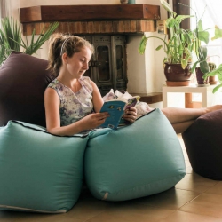 Un coin de lecture avec des Cubes zippés entre eux